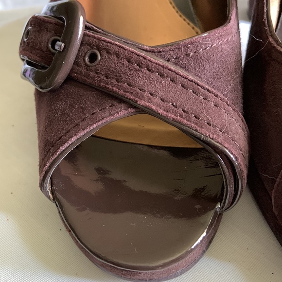 Peep Toe  platform with cool cross over buckle design - Picture 6 of 10